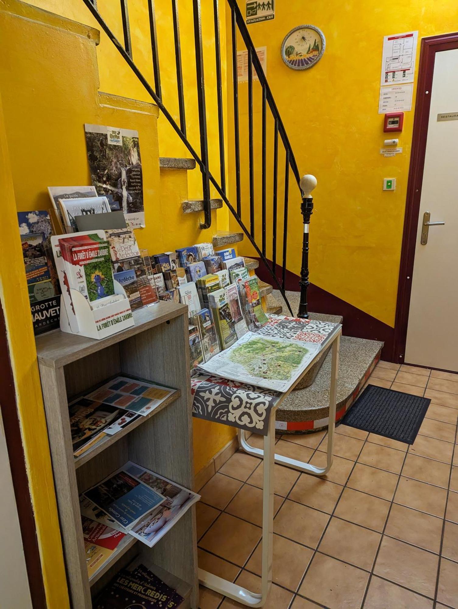 Auberge Des Pins Aubenas Buitenkant foto